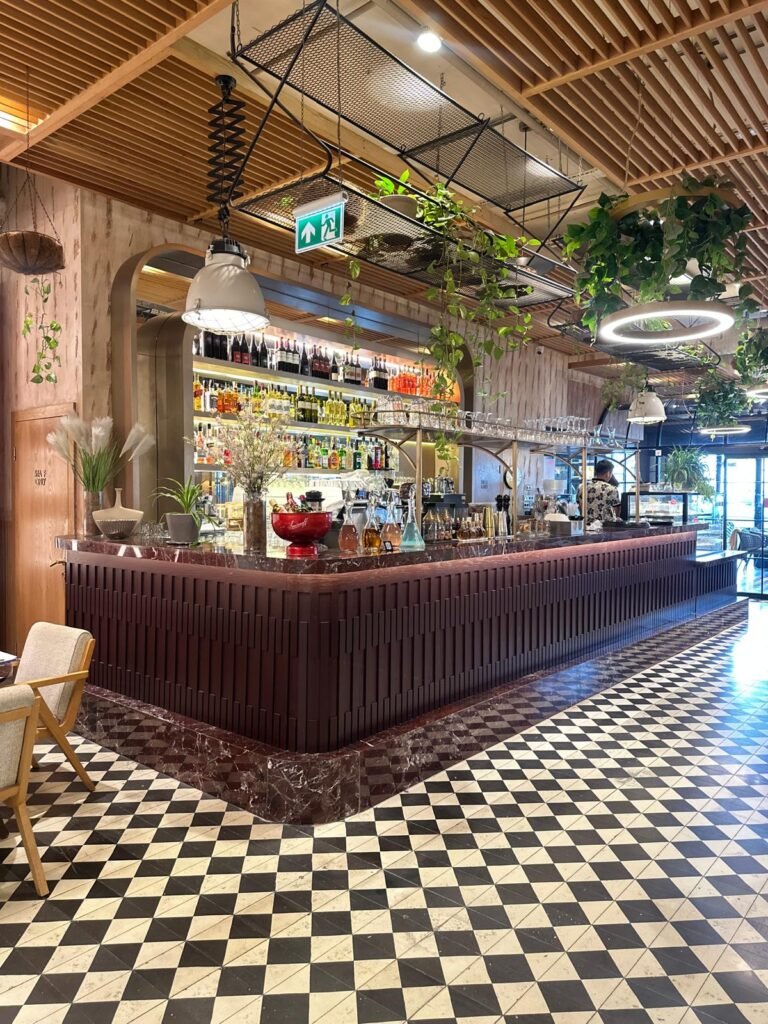 Cookshop restoran şubesi iç mekan tasarımı, endüstriyel vintage tavan detayları, masif ahşap mobilyalar ve bitkili dekorasyon