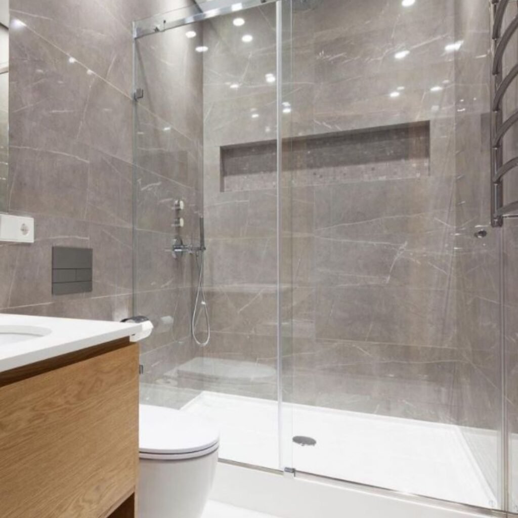 Modern banyo tasarımı, gömme rezervuar, temperli cam duşakabin ve tavana kadar seramik kaplama detaylı anahtar teslim tadilat projesi